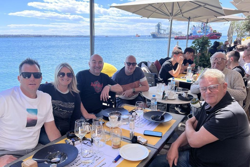 Carlo Lannoo (derde van links) trok naar Griekenland met een groep vrienden.