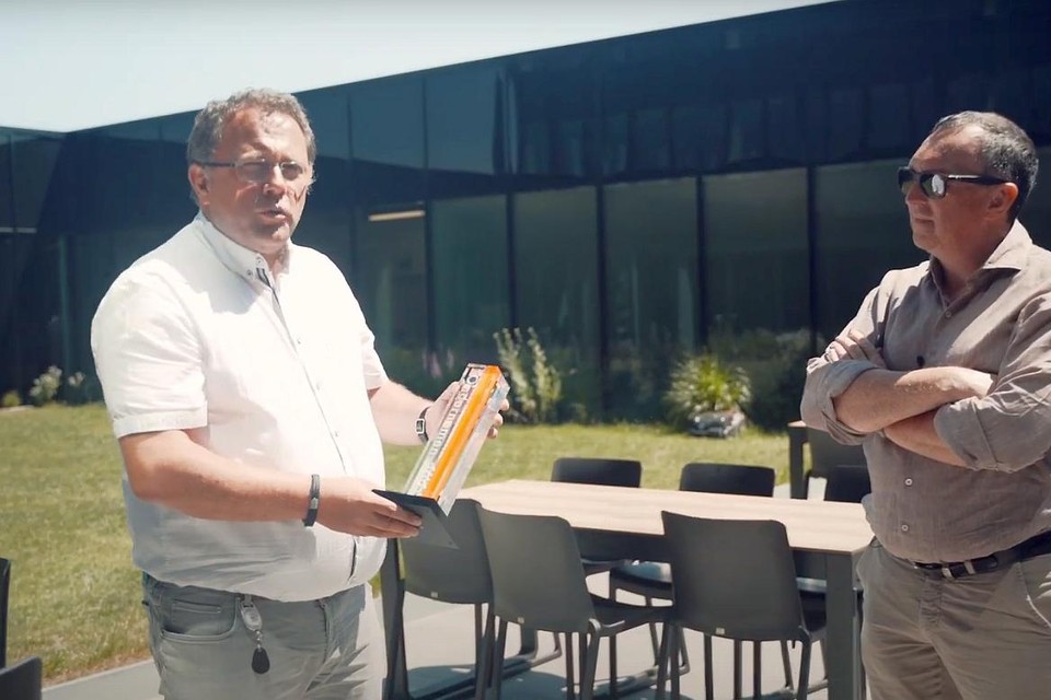Koen Vanlommel (links) van Netropolix heeft net de award en bijhorende nominatie van Voka Kempen Zuid overhandigd gekregen van voorzitter Geert Minnen.