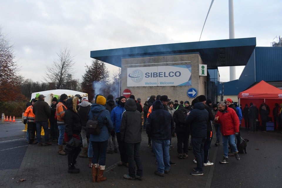 Ook maandag staan er veel werknemers van Sibelco voor de poort van het bedrijf. 