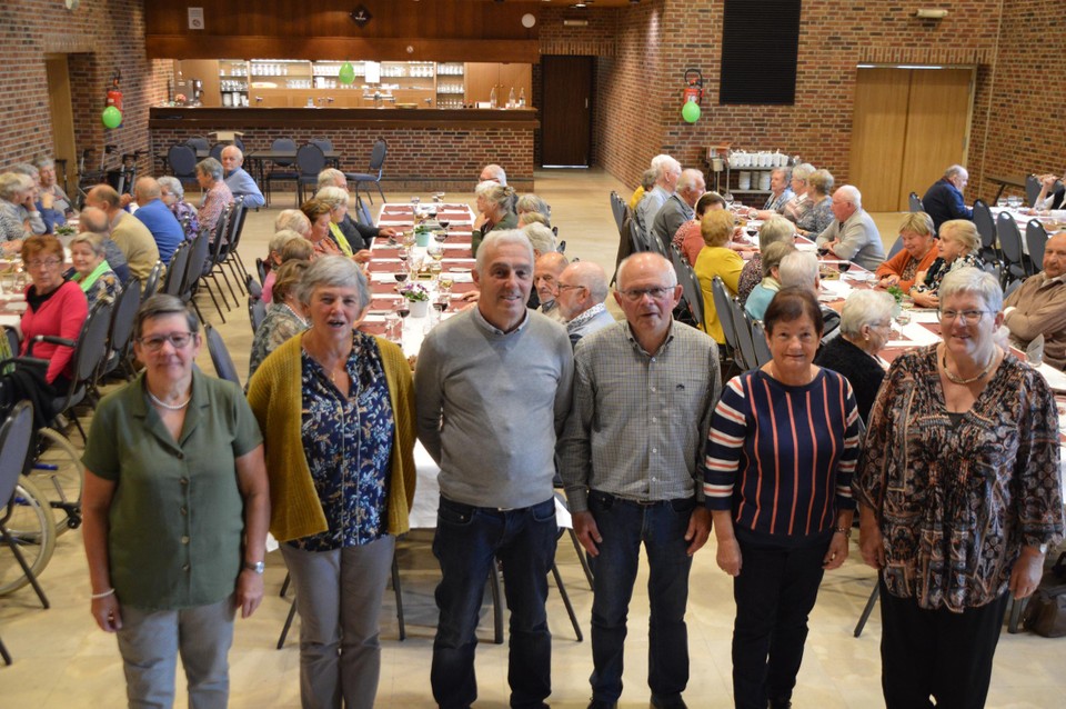 Het nieuw bestuur en de ondersteunende teamleden voor de zaal eetlustigen.