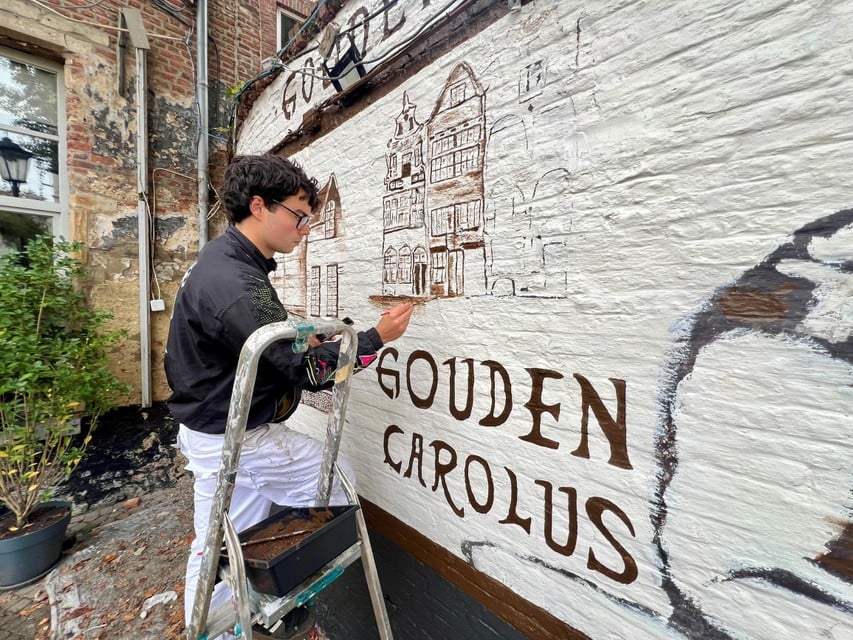 Stijn werkt de drie bekende Mechelse geveltjes bij: Sint-Jozef, De Duivels en Het Paradijs.