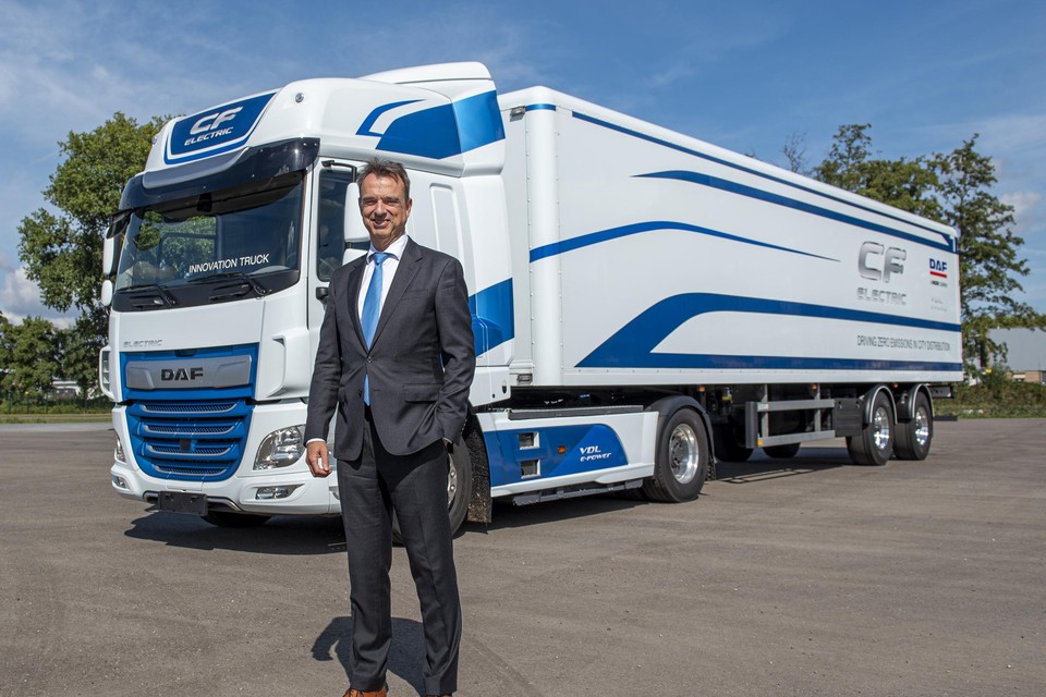 Ron Borsboom bij de elektrische CF-truck van DAF.