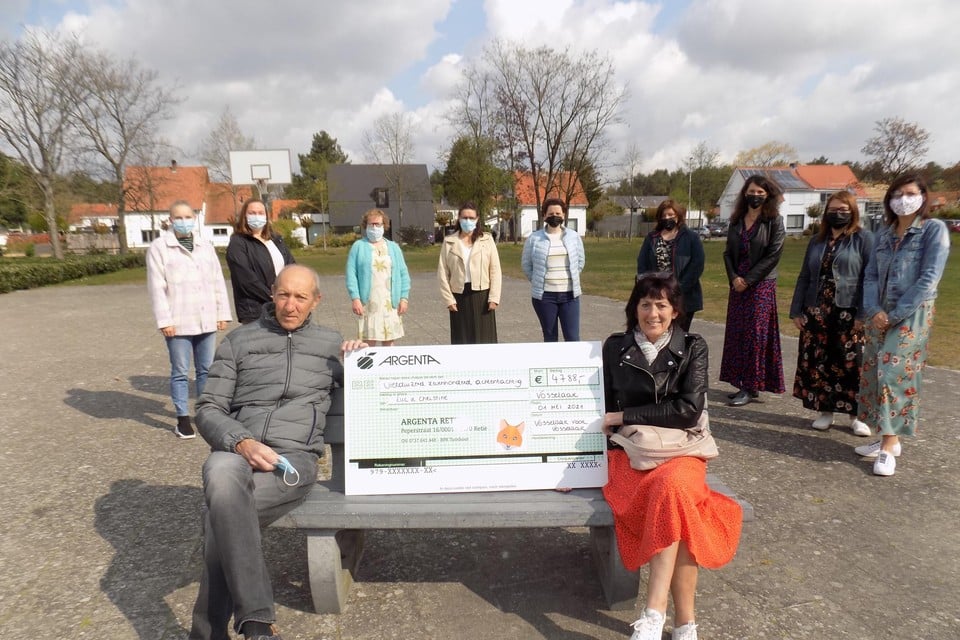 Luc Wouters en Christine Van Hove krijgen van de leden van het actiecomité Vosselaar voor Vosselaar een cheque van welgeteld 4.788 euro. Een brand vernielde begin februari de woning van het koppel.