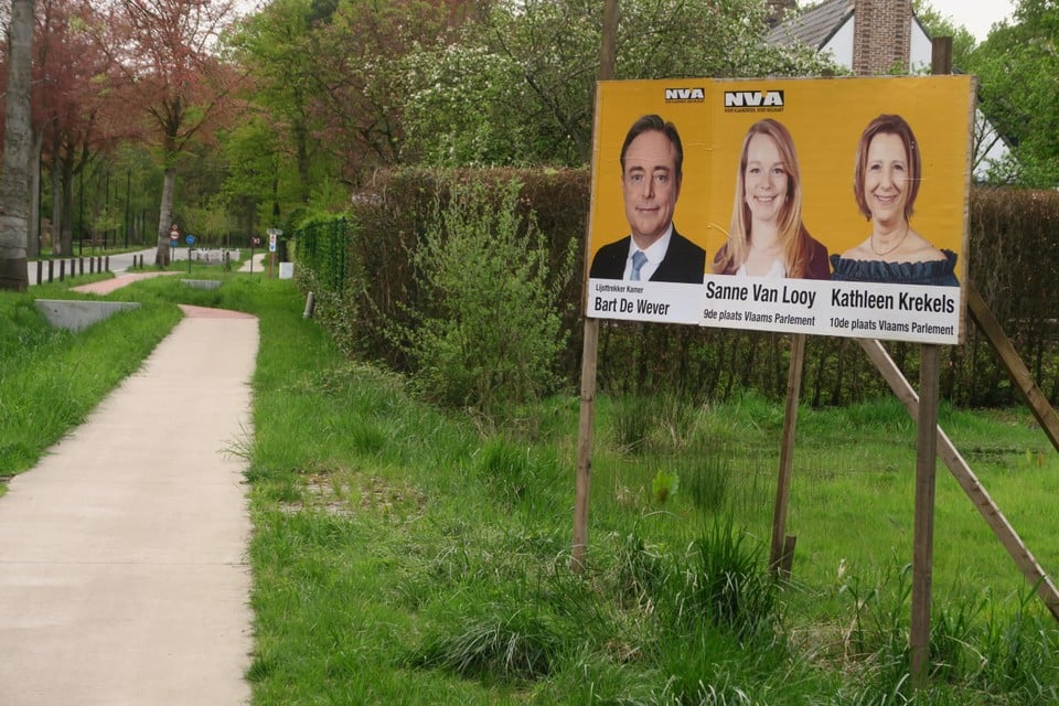 Intussen ook in het straatbeeld van Schilde: Bart De Wever naast de Voorkempense vrouwelijke boegbeelden Sanne Van Looy en Kathleen Krekels.