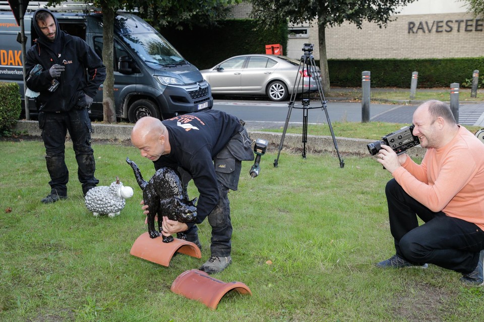 Met een anologe Super-8 camera legt Joeri alles vast voor zijn documentaire.