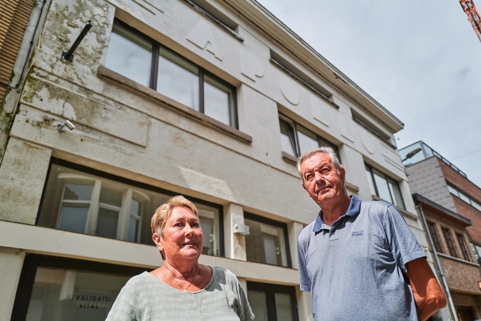 Viviane en Rik staan voor het pand waar generaties Rupelaars hebben gedanst. Een in de gevel gebeitelde Apollo dient als blijvende herinnering.