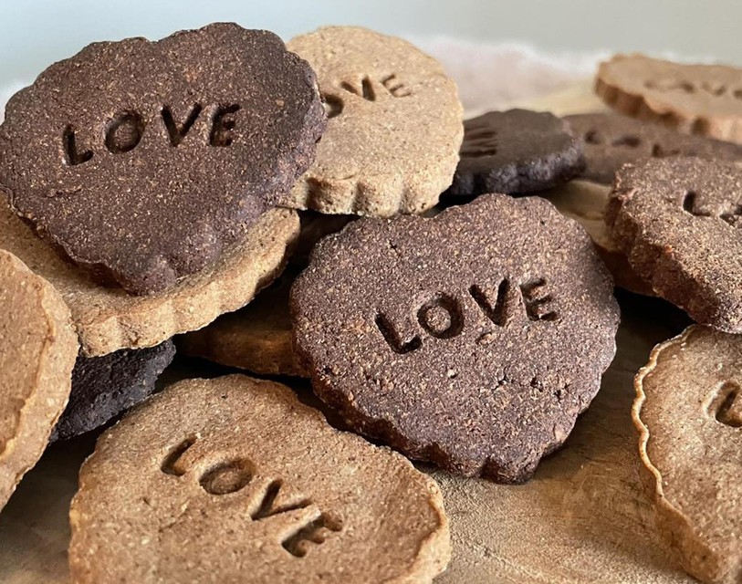 Voor Valentijn zijn er naast pralines ook koekjes.