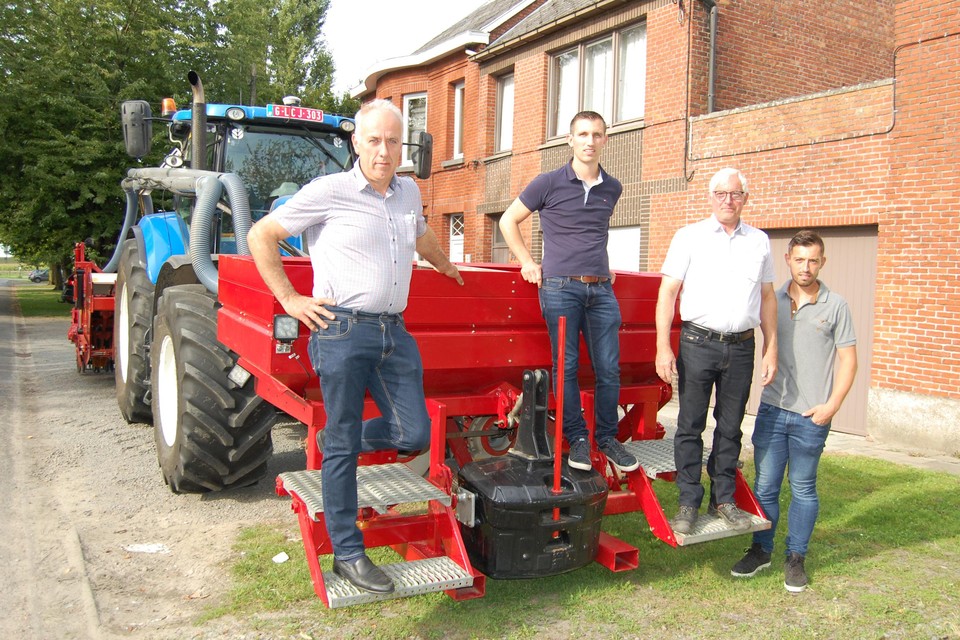 De familie Onghena bij hun zelfgemaakte machine.