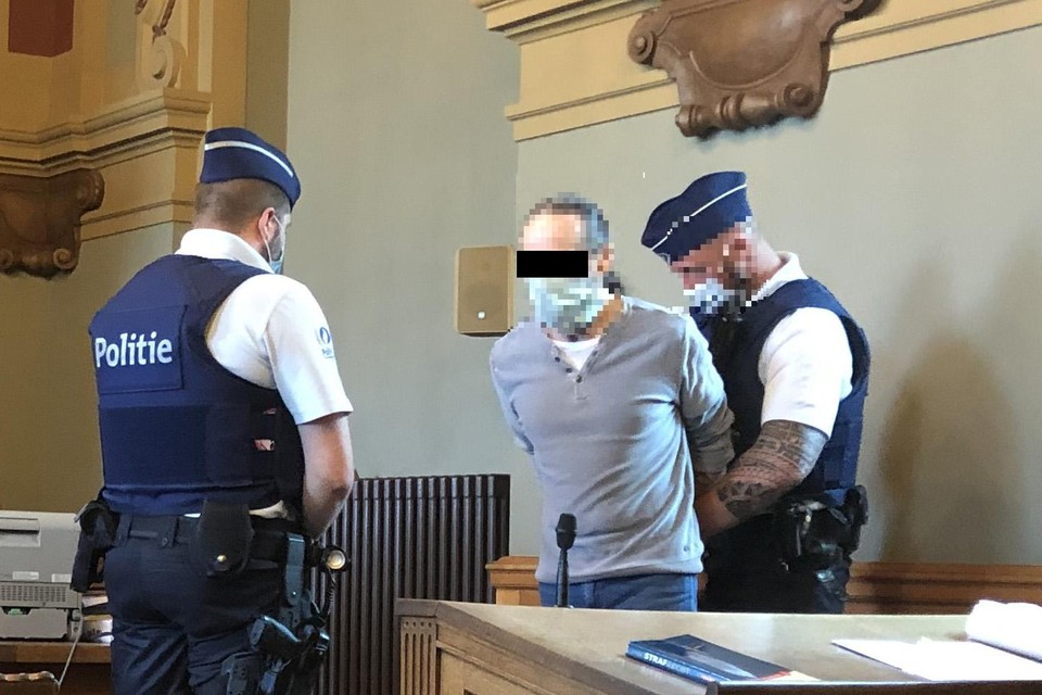 De politie leidt Danny S. binnen in de zittingszaal van de correctionele rechtbank in Turnhout.