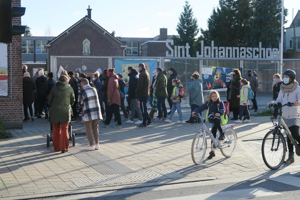 De politie was woensdag discreet aanwezig bij de start en het einde van de schooldag in Sint-Johanna. De aanleiding was een dreigbrief vanwege de verstrengde mondmaskerplicht.