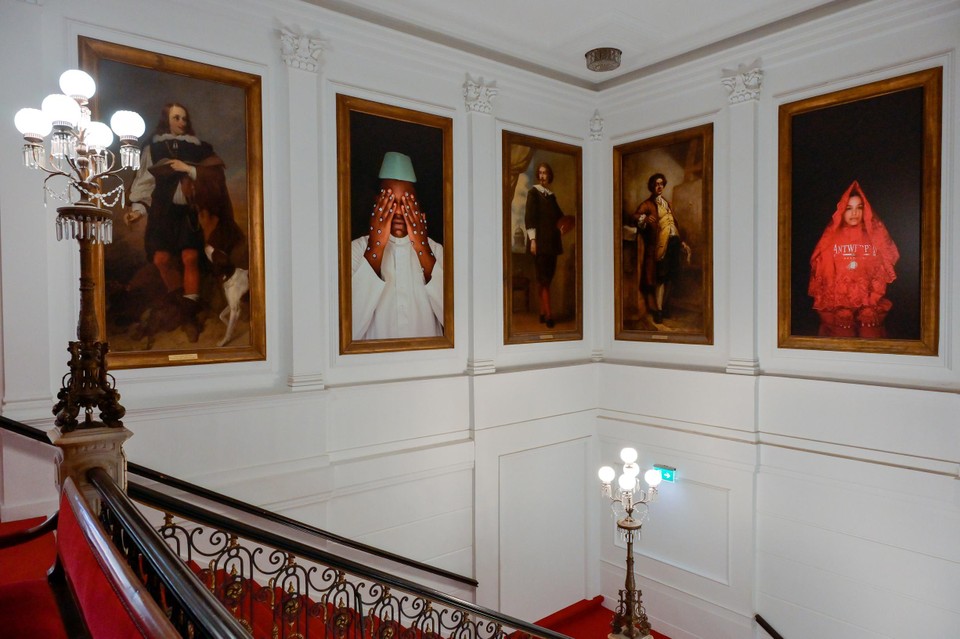 De foto’s van Mous Lamrabat hangen vandaag nog gewoon tussen schilderijen uit de negentiende eeuw. Dat zal binnenkort veranderen. De foto’s worden in de paasvakantie uit de trappenhal van de Arenbergschouwburg weggehaald.