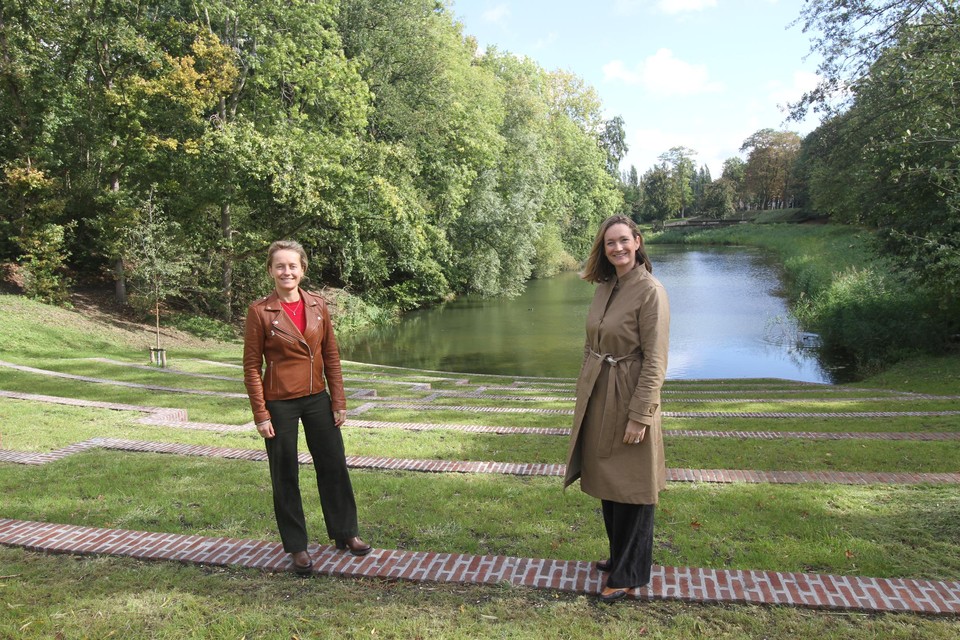 Schepen Annick De Ridder en Berchems districtsburgemeester Evi Van der Planken bij de vijver aan het Brilschanspark 