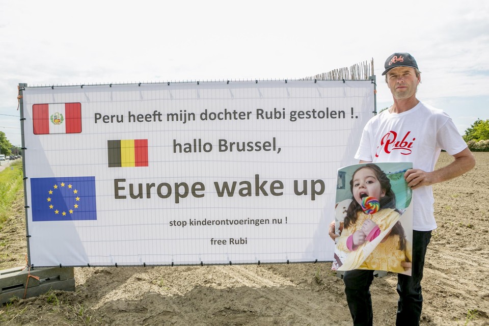 Gert Broeckx met een foto van zijn dochter Rubi bij een eendere actie.