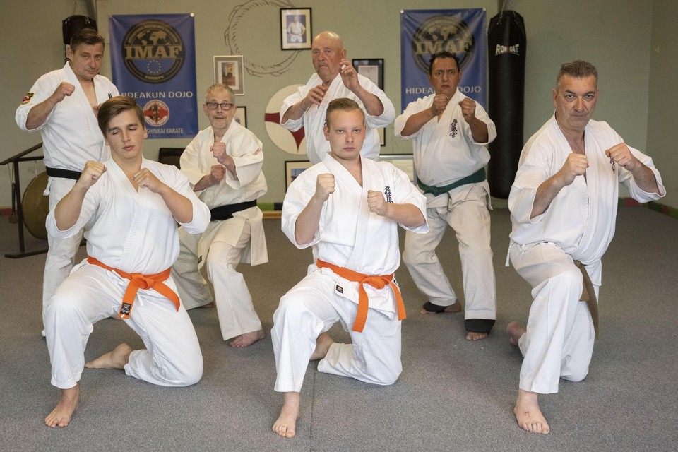 Willy (achteraan derde van links) geeft twee keer per week karate aan zijn leerlingen. 