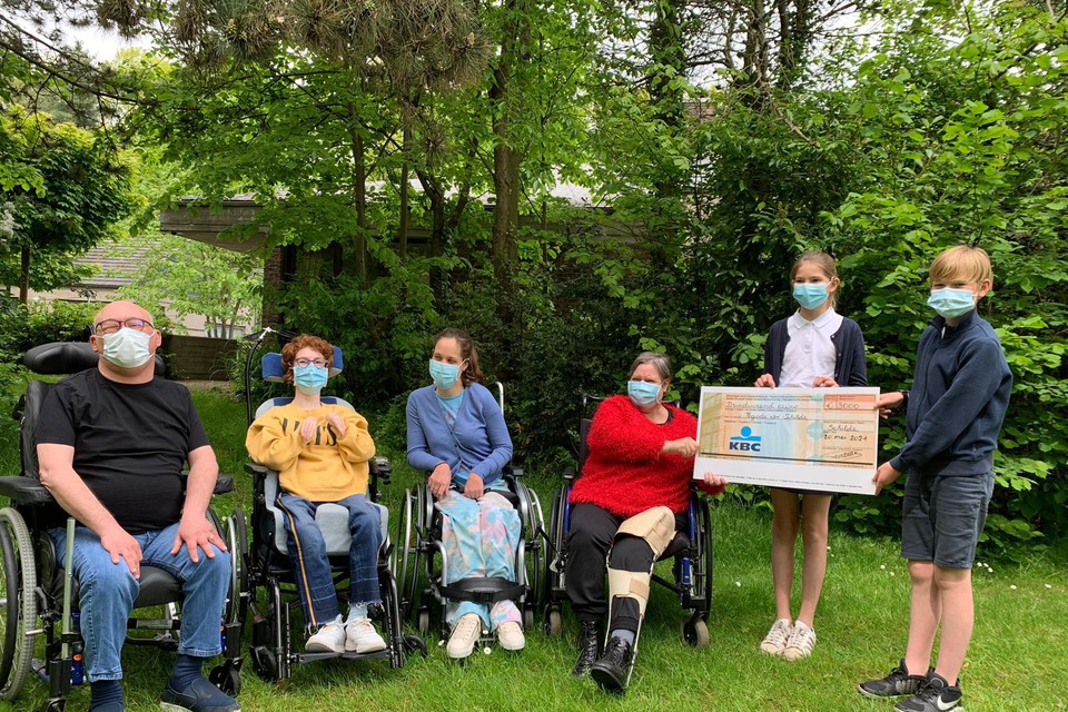 De leerlingen overhandigden een cheque van 3.000 euro aan drie goede doelen, waaronder Pegode.
