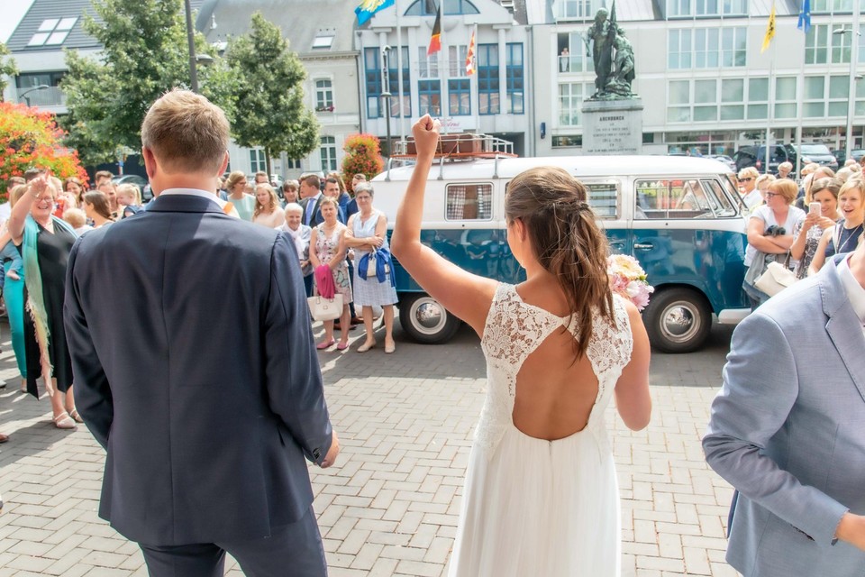 Foto van net voor de coronacrisis: een pasgetrouwd koppel, bejubeld op de stoep van het gemeentehuis in Arendonk.