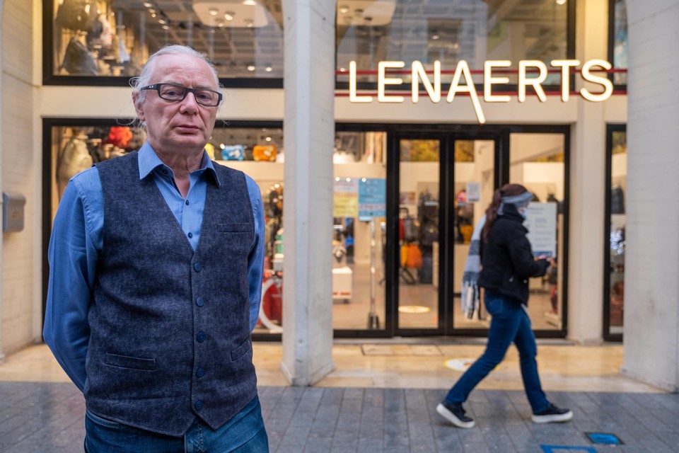 Leo Lenaerts voor zijn winkel aan het Bruulcenter. 