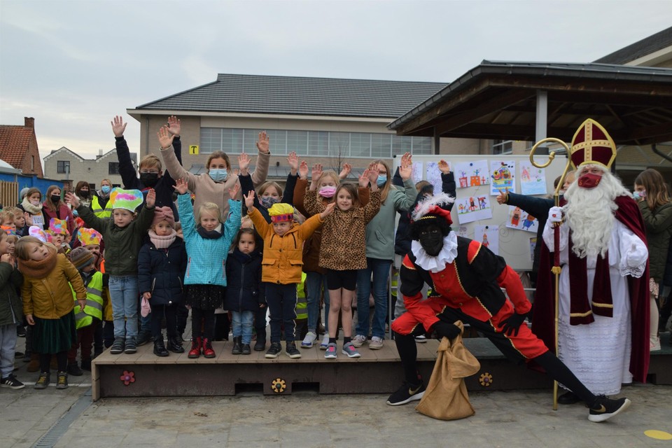 Op het podium de kinderen van de Klaproosschool die de winnende tekeningen voor Sinterklaas maakten. De hele school vierde mee. 