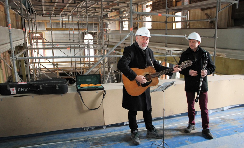 Jan en Kris De Smet zingen hun Plazalied terwijl de renovatie bezig was. 