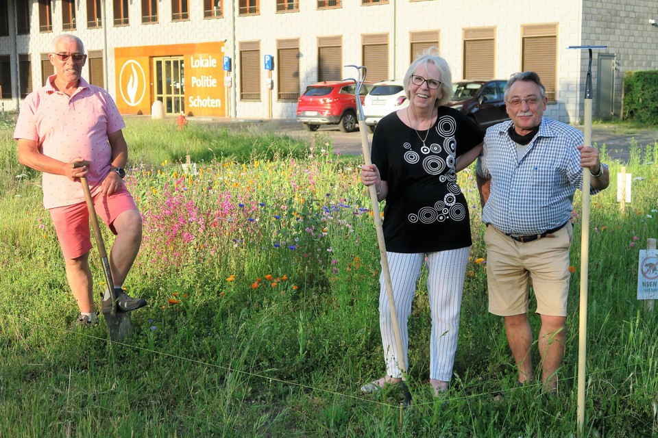 Drie van de vier ‘hoveniers’ van het Gasketelplein: Adam, Magda en Fons.
