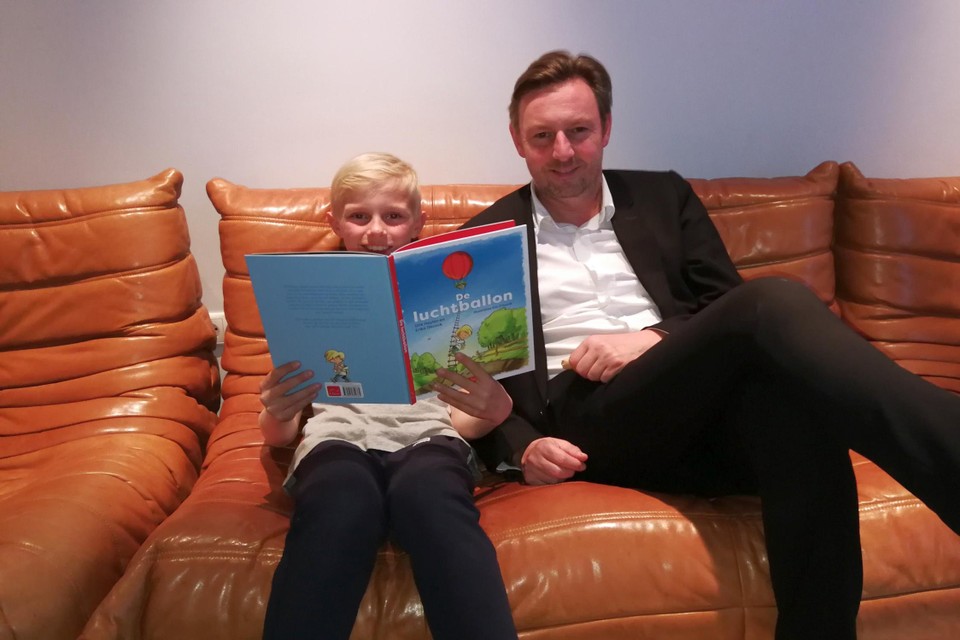 Auteur Dirk Heylen, hier met zoon Florian, stelt op 18 mei zijn kinderboek voor in de stedelijke bib.