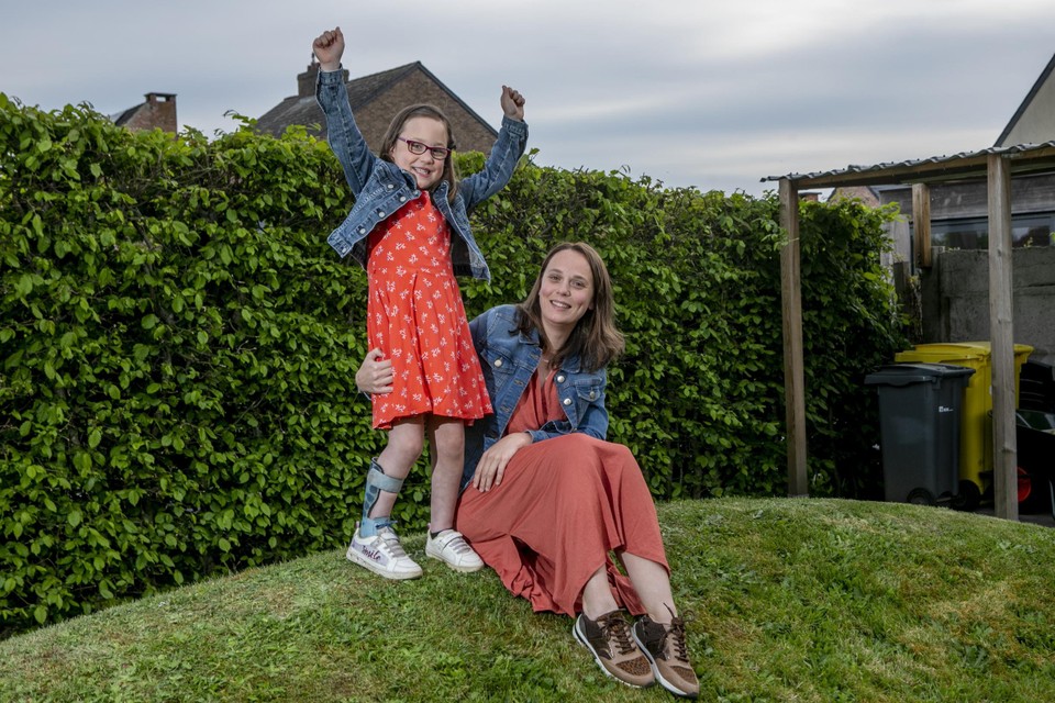 Elle draagt nu nog een rijglaarsje aan één kant, maar dat mag binnenkort ook uit.