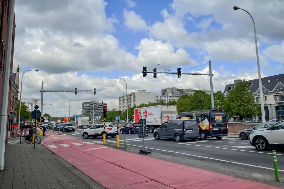 De stad en AWV voeren vanaf volgende week werken uit op het kruispunt van de vesten met de Sint-Katelijnestraat.
