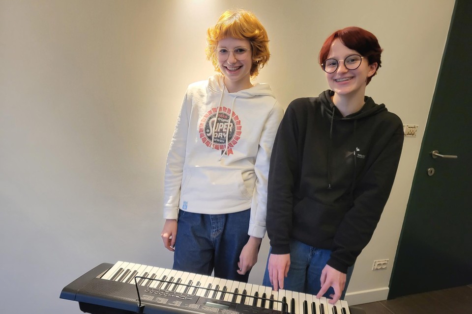 Emma Vandenplas (links) en Ninke Belmans leerden elkaar dit jaar kennen in de muzikale opleiding op school, maar plannen samen op zaterdag 3 december een reeks concertjes voor het goede doel. 