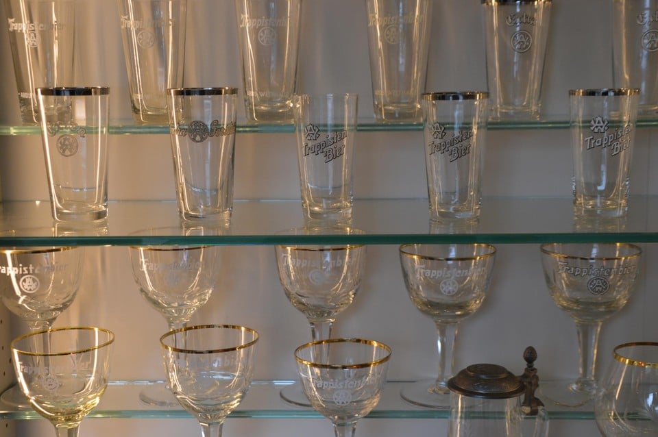 Bruin Plakken fort Trappistenabdij wil weten hoeveel verschillende glazen van Westmalle er  zijn. Rik heeft er... 285! | Gazet van Antwerpen Mobile