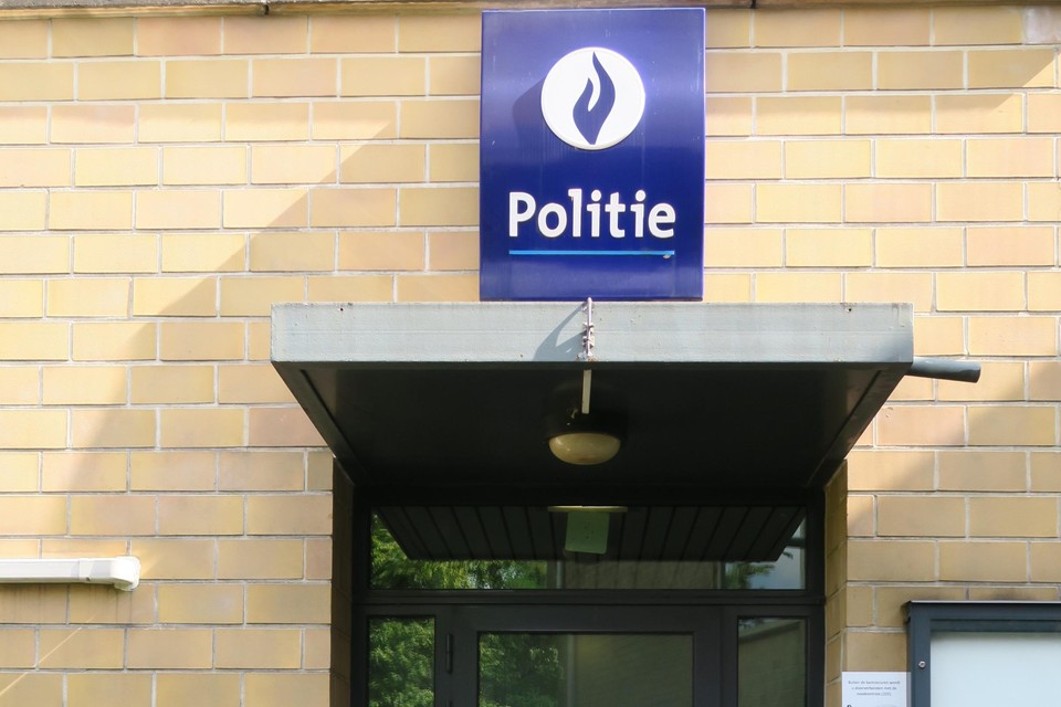 De wijkpost Schilde van politie Voorkempen naast het gemeentehuis; De deur blijft de hele week gesloten. 