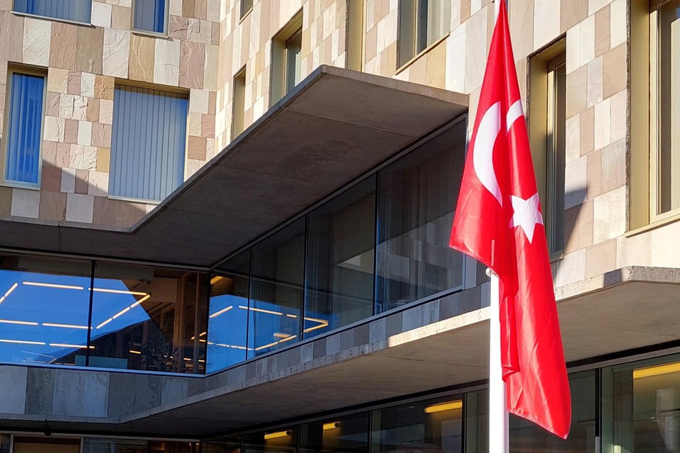 De Turkse vlag hangt halfstok in Willebroek.