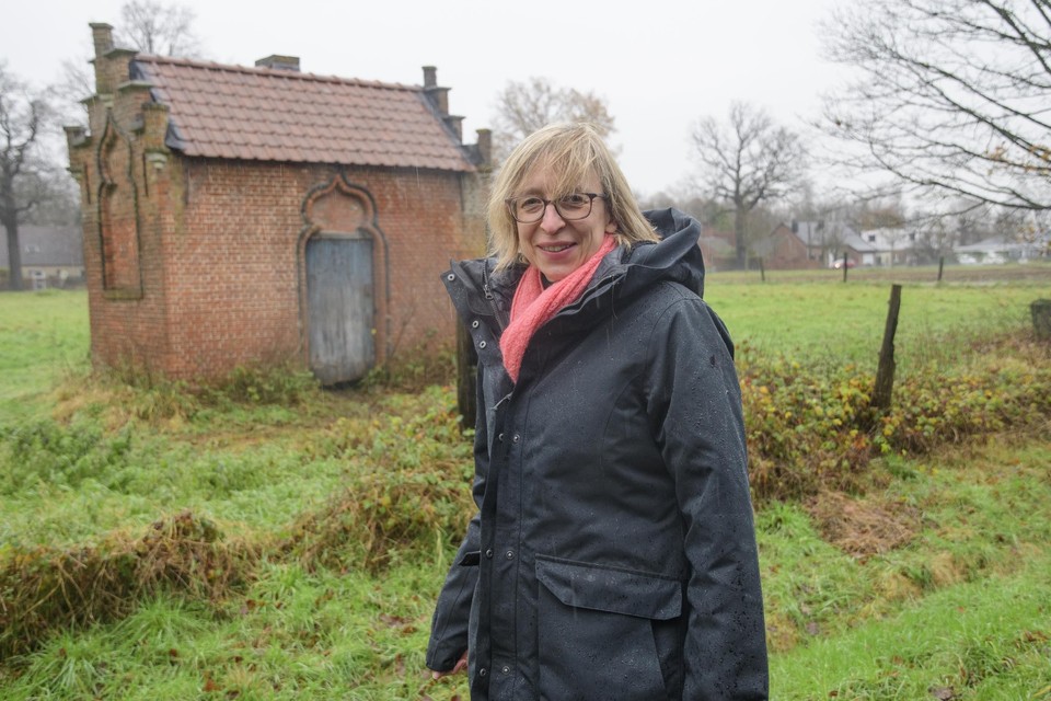 Schepen Van den Brande bij het deels herstelde bakhuisje.