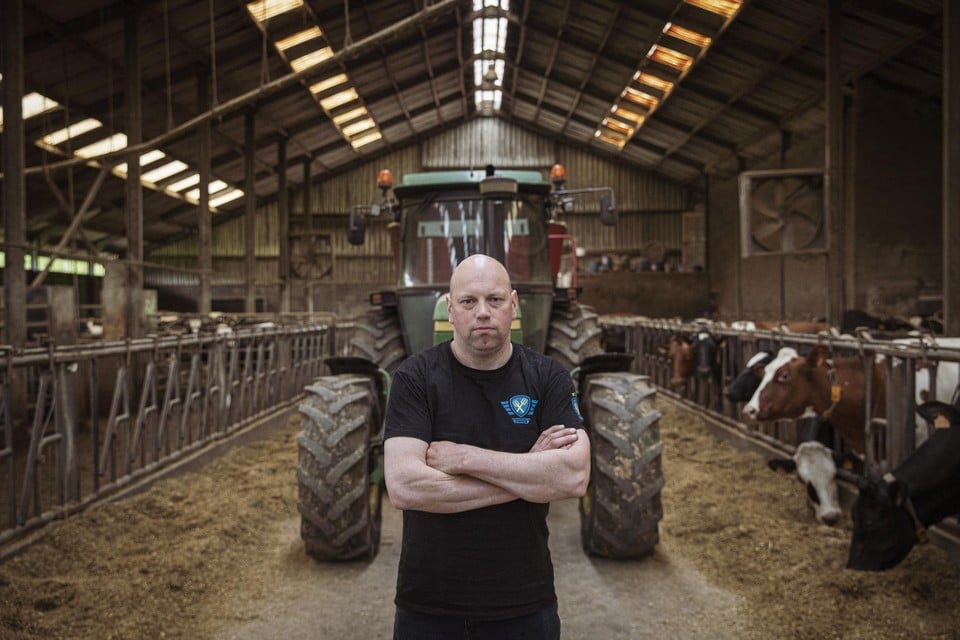 Melkveehouder Bart Dickens uit Arendonk is voorzitter van Farmers Defence Force: “De regeringspartijen en de VMM zijn al sinds maart op de hoogte van de juiste cijfers, maar willen niet opnieuw aan de tekentafel gaan zitten, is dat democratie?”