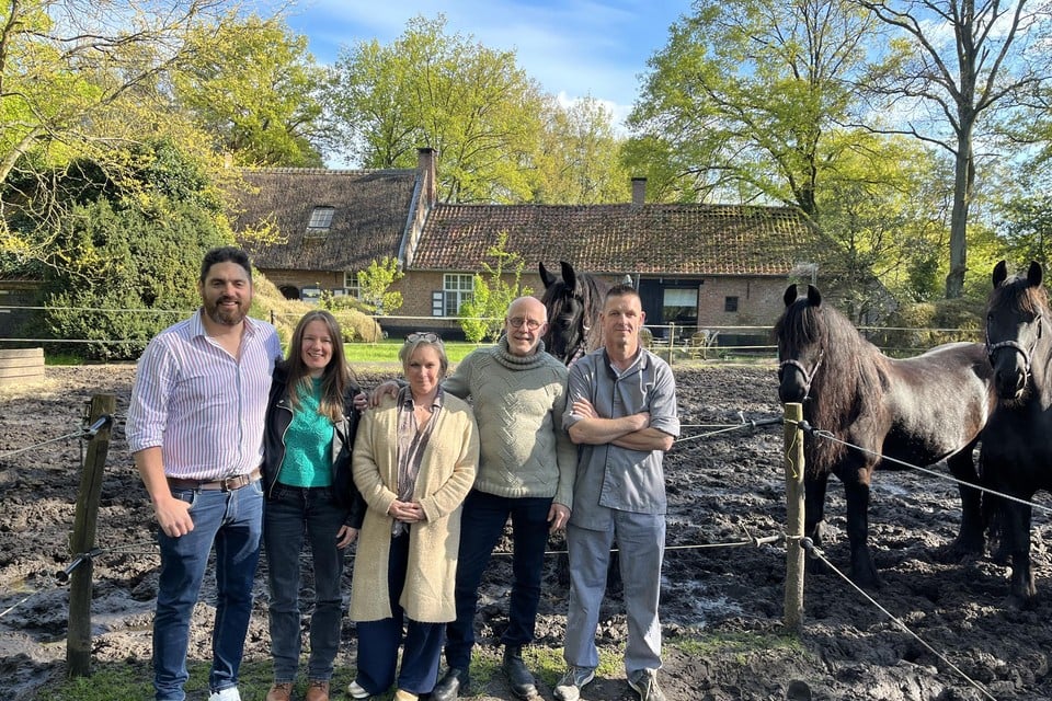 Koen Heyns en Annelies Smits van Bytesize, Veerle en Yves Van Craenenbroeck van De Swaenhoeve en traiteur Werner van der Loo tussen de Friese paarden.