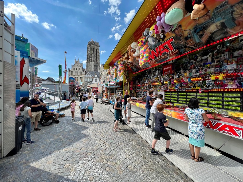 Er staan meer dan dertig attracties en kramen op de zomerkermis.