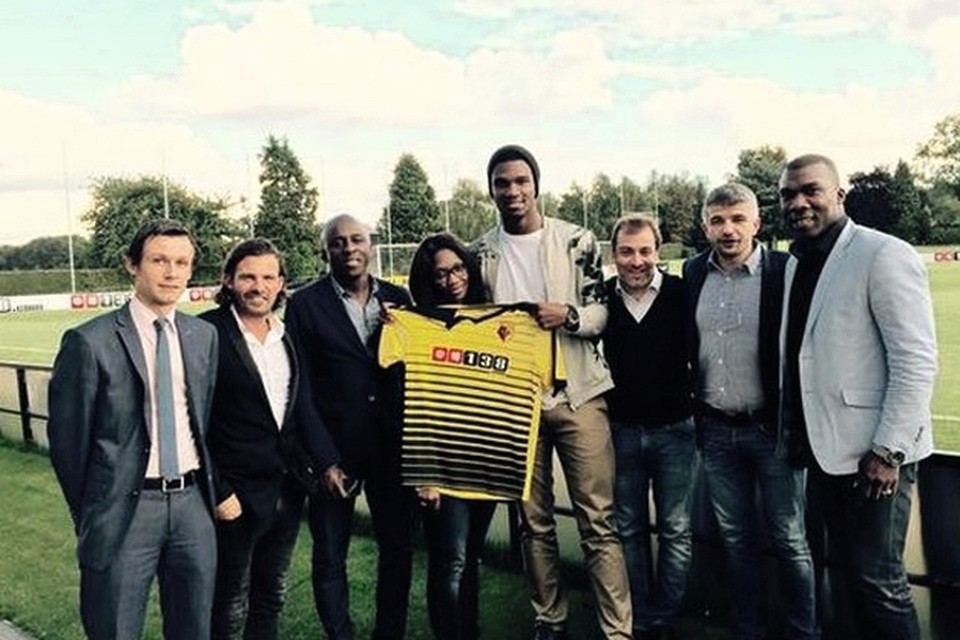 Obbi Oulare bij zijn transfer naar Watford met naast zich makelaars Stjin Haeldermans, Daniel Kimoni en Mogi Bayat (rechts) 