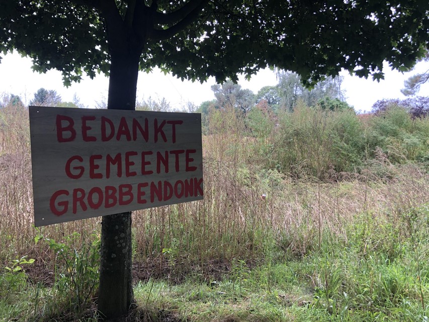 De onbekende die de borden plaatste, viseert de gemeente.