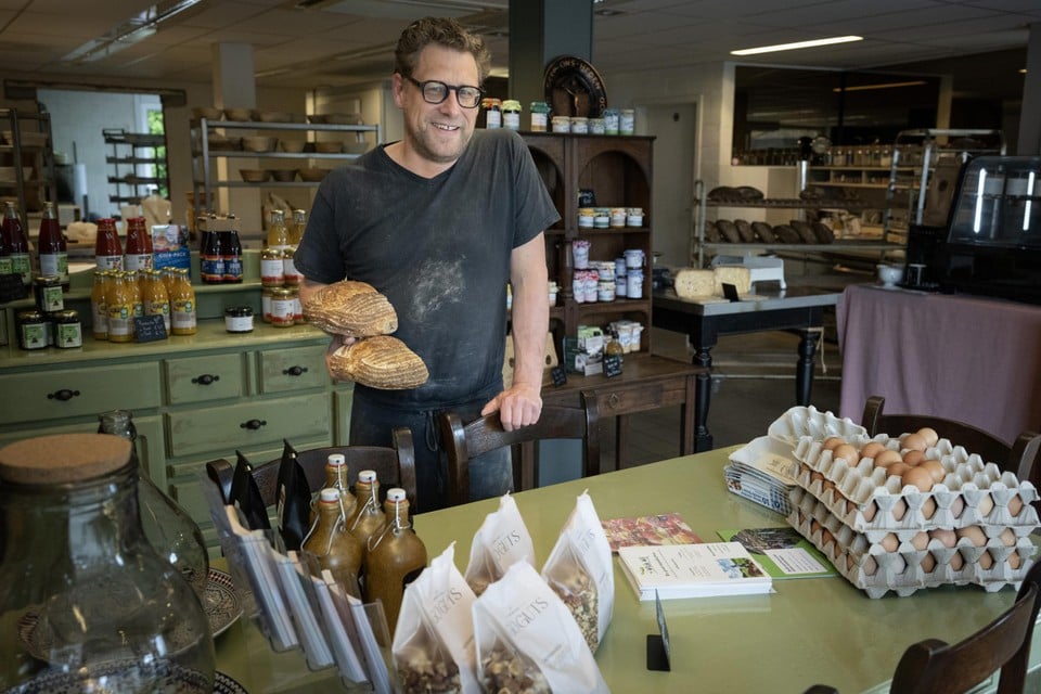 In zijn winkel in Hulsen kan bakker Thierry ook tal van streekproducten aanbieden.
