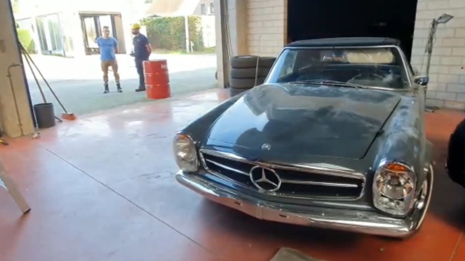 De waarde van de oldtimer wordt op zo’n 100.000 euro geschat