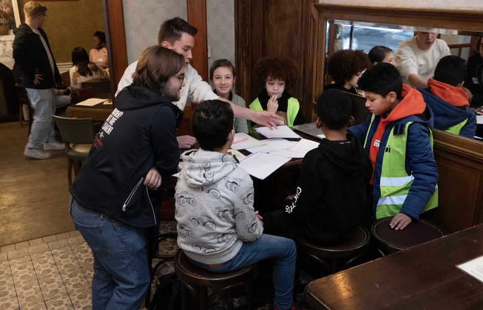 In café Chaos schreven de kinderen een raptekst die ze nadien op het podium voor de andere groepen brachten.