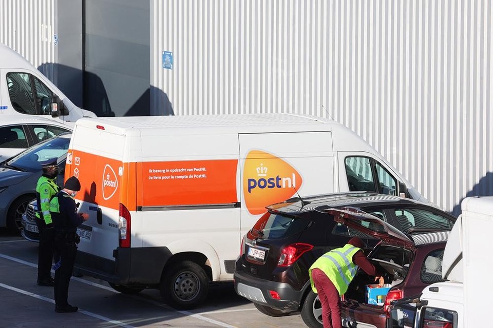 Sociale inspectiediensten, douane en politie vielen maandag binnen in drie depots van PostNL. Dat in Wommelgem werd verzegeld. 