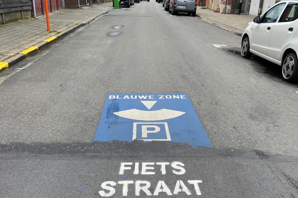 Het gemeentebestuur van Mol is niet opgezet met het feit dat onbekenden in een aantal centrumstraten met verf het woord ‘Fietsstraat’ hebben aangebracht op het wegdek.