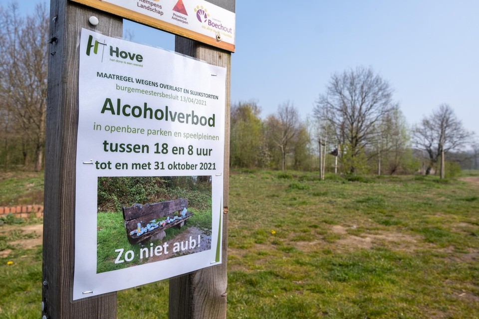 Het alcoholverbod, dat met deze affiches werd aangekondigd, is opgedoekt.