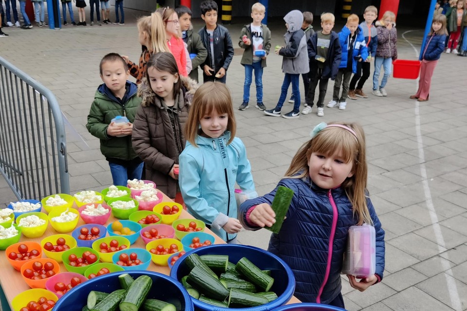 Aanschuiven voor een gezond tussendoortje tijdens de speeltijd.