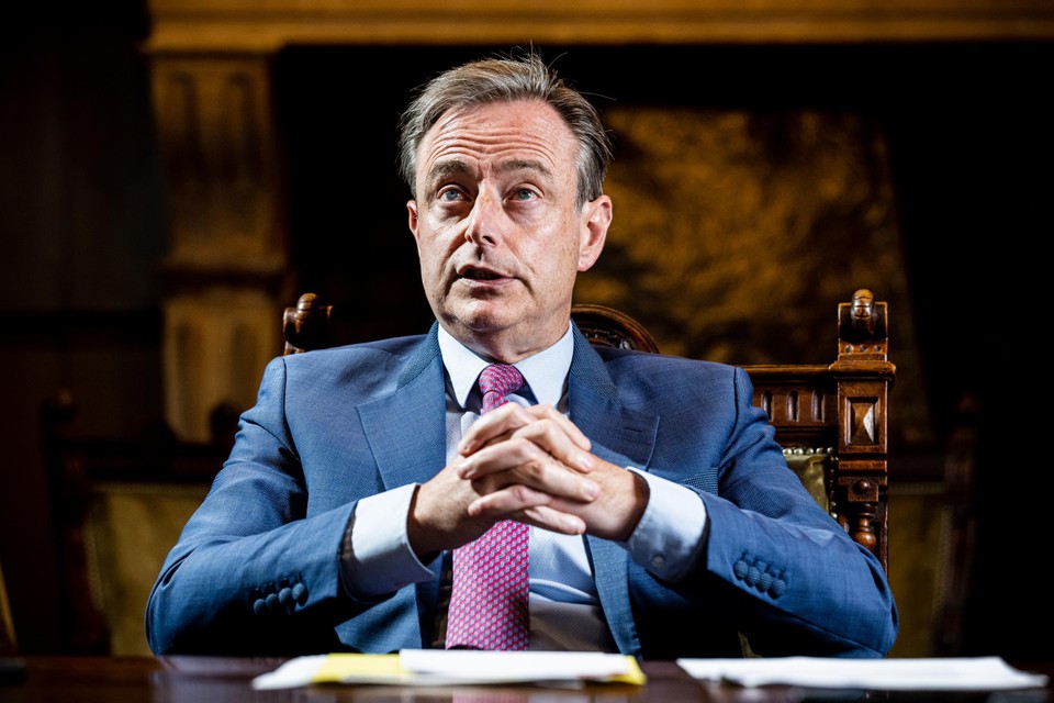 Voor burgemeester Bart De Wever ligt de nadruk op veiligheid en economie tijdens het werkbezoek. 