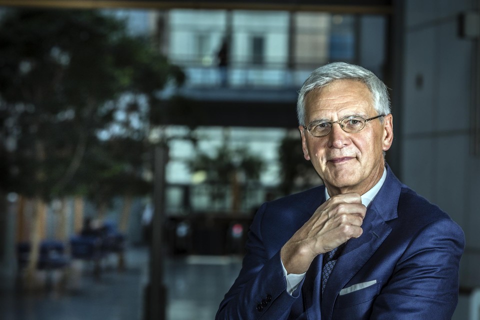 Peeters wordt vicevoorzitter van de Europese Investeringsbank en dat valt niet te combineren met een politiek mandaat. 