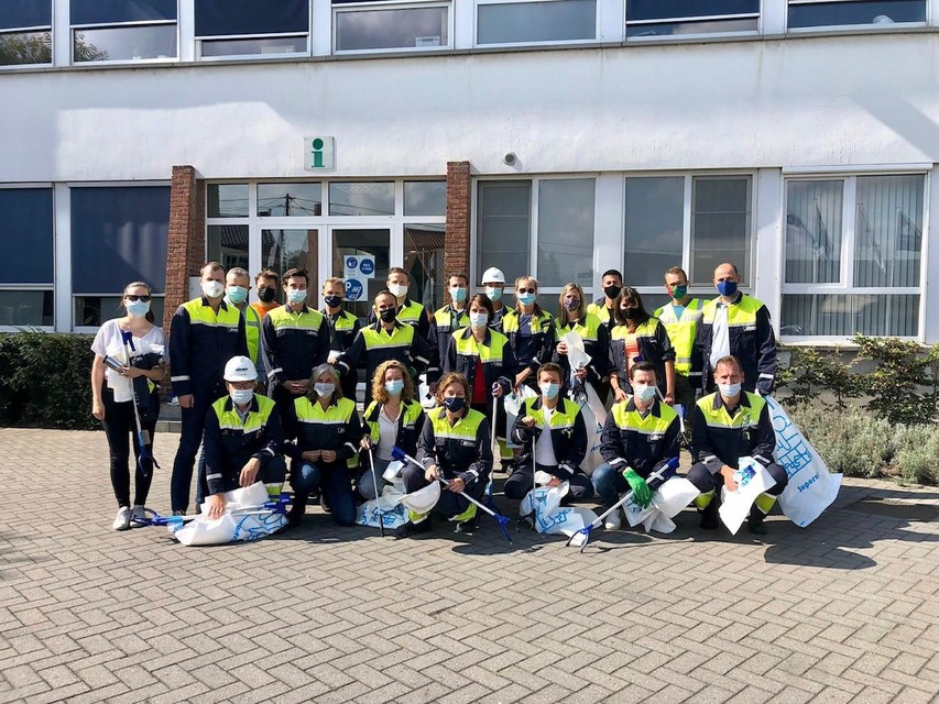 De medewerkers van Oleon met prikstokken.