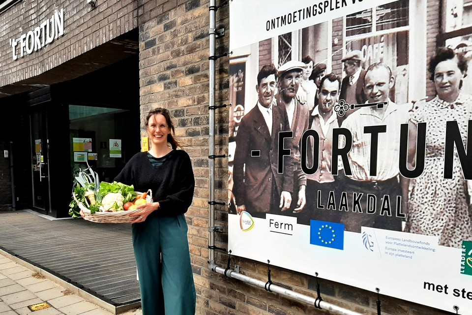 Kristien Maes (BuurNatuur) biedt vlees en verse groente aan van lokale producenten.