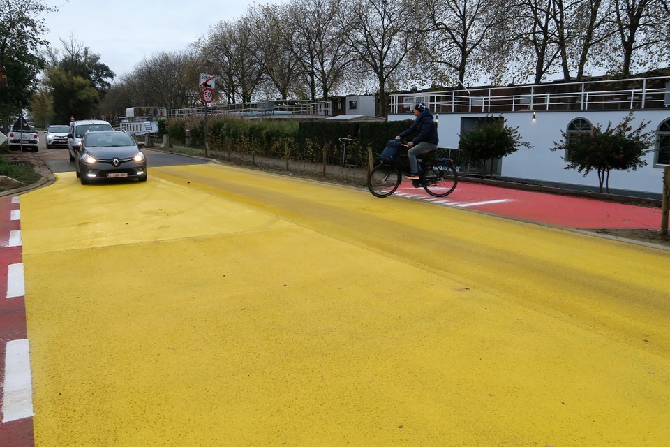 Ter hoogte van de Geuzenveldenstraat kreeg de Sluizenstraat over een grote stuk een felle gele kleur, maar geen verkeerslichten, noch een verhoogd wegdek. 