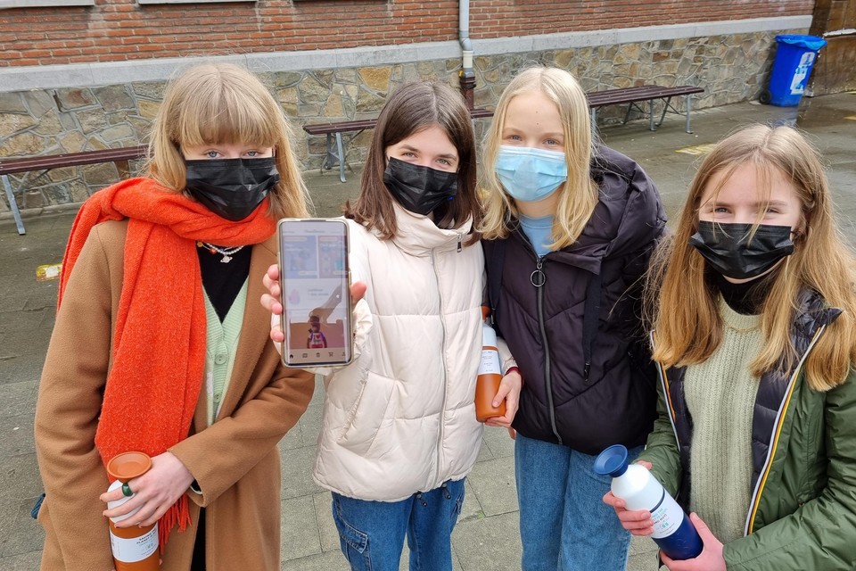 Hanne (met donkere jas) en haar vriendinnen Ditte, Louise en Evyne ontwikkelden samen de app die jongeren moet aanzetten om op een speelse manier zwerfvuil op te ruimen.  